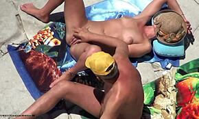 Rövid hajú milf megvadul a perverz nudista férj ujjazásától