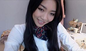 Ibu rumah tangga undang masseur muda 18+ Alexis Fawx dan Jenna Sativa untuk ngentot lesbian orgasme!