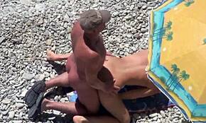 Pogledaj ovu dugonogu riđokosu lepotu kako se suvo jebe na nudističkoj plaži! Neverovatno!