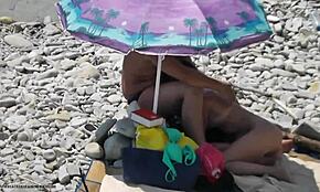 Wow, pozri si túto potmehúsku blondínu s opálením, ako cucne chuj svojho priateľa!