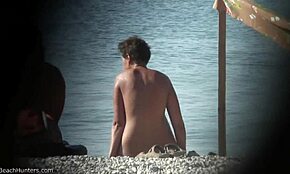 Je peux pas arrêter de mater le cul et les seins de cette MILF naturiste pendant qu'elle fume