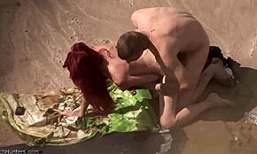 Néztem ezt a vörös hajú nudistát, aki széttárja lábait mélyebb nyilvános strand baszáshoz