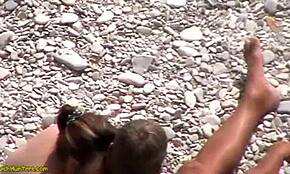 Wow! Debela MILF jezdari na ogromnem kurcu svojega ljubimca na plaži