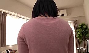 よお、俺の従順なアジアン彼女が車内でマンコ露出！