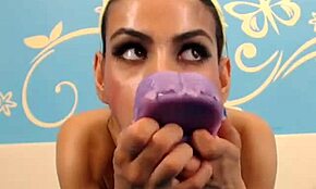 Bu bronz esmer sevgili webcam'de profesyonel gibi deepthroat yapabilir mi?