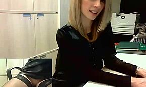 Irodai csaj harisnyában csábítóan teáztat a webkamerán