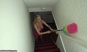 Blondynka w różowej sukience pokazuje amatorskie cycki podczas sprzątania