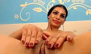 탠 브루넷이 야생으로 아름다운 털보지 드러내