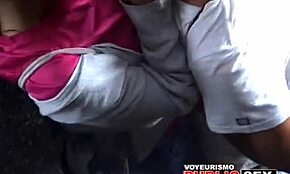 Tînăr cuplu prins sărutîndu-se sălbatic în spațiu public