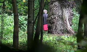 Hej, chcesz zobaczyć krótkowłosą blondynkę sikającą przy ogromnym drzewie?