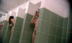 Suhe plavarke razkrijejo svoja gola telesa v skritih posnetkih tuša.