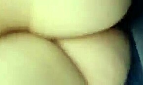 Horúca hottie blika veľkým zadkom pod sukňou v obchode