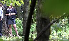 Hé, mate ces meufs chaudes et pulpeuses qui pissent en extérieur dans la forêt !