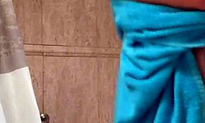 Blondi kaunotar riisuutuu alasti piilokameralle vain sinun silmillesi