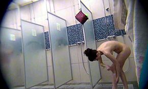 صديقات ساخنات يخلعن ملابسهن ويبللن في الدش معًا