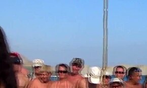 Diversión amateur en playa nudista con putas calientes exhibiendo sus cuerpos