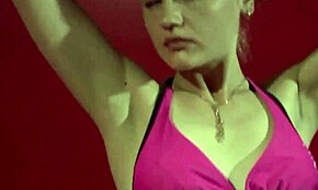 Hé, nézd ezt a szőke amatőrt, aki mutogatja a 18+ testét