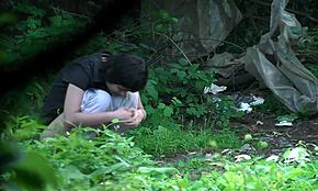 Две приятелки се промъкват за пикане в гората. Какво е скрито в храстите?