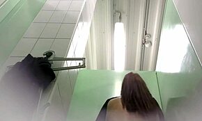 Обсебен съм от горещите целувки на приятелката ми в банята