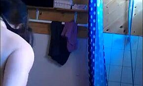 Темноволосая бледная красотка показывает киску после душа на скрытой камере