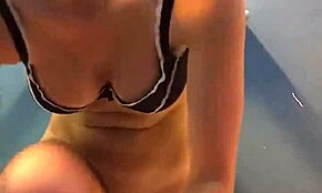 Tökéletes testű barátnő törölközik zuhany után.