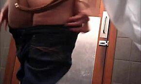 Amico, non ce la faccio, questa bella gnocca mostra la figa da vicino sul water, cazzo sono scioccato...