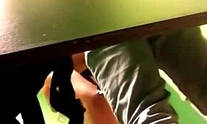 Yo, check diese Spycam, die ein kinky Paar beim Bumsen auf dem Klo erwischt