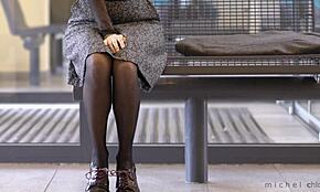 Schau dir diese Passagierin an, die in durchsichtiger Bluse öffentlich aufblitzt!