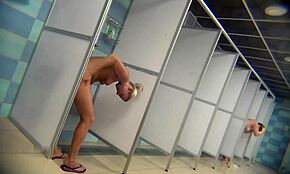 Plavuša lepota sa uskom picom tušira se u kadi, softkor vojer skrivena kamera