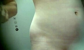 Ohromující amatérka ukazuje kundičku ve veřejné šatně