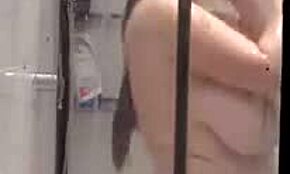 ББВ брюнетка поймана на скрытой камере в душе, так горячо