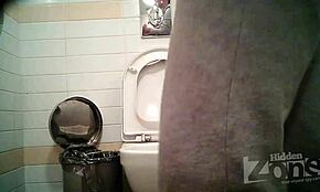 Salope dégueu attrapée en train de pisser dans cette cam voyeur HD toilettes