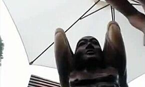 哇！棕发业余美女在户外公共场景中操雕像！
