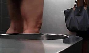 Ερασιτέχνης με Κουλότες Πιάστηκε να Κατουράει σε Κρυφή Κάμερα Τουαλέτας