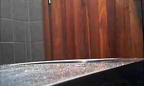 Joven adulta curiosa pillada meando en cámara oculta de baño