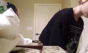 صديقة كبيرة الصدر تخلع ملابسها، تجرب ملابس مثيرة للمتعة