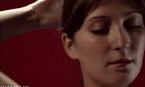 Temnovlaska punca razkrije vitko telo v voajerskem striptizu