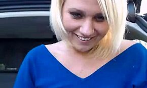 Kort Håret Blond Masturberer Ved Bil i Offentlig Udendørs Solo
