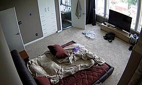 Casal amador se prepara para ação intensa na cama grande