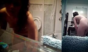 어두운 머리 틴이 거울에서 히든캠으로 엉덩이 플래시