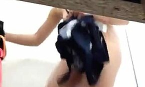 Уау, тази тъмнокоса красавица показва космата путка на скрита камера