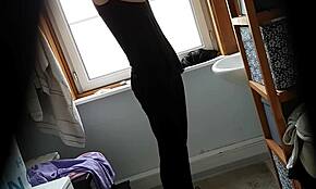 בלונדינית רזה חושפת כוס חלקה במצלמה נסתרת