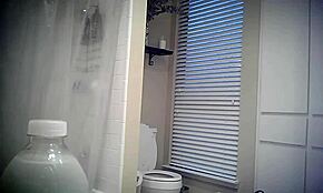 Dunkelhaarige 18+ Teen duscht nackt und sieht so sexy aus 😍