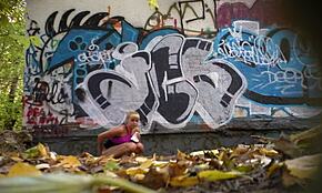 Amatérská blondýna si vybírá osamělé místo na čůrání venku. Její softcore solo chvíle se mění v radost pro voyeury u záchodu