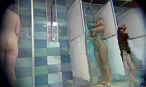Titta på gömd kamera film av heta flickvänner duschar nakna för smyg titt