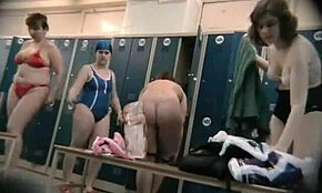 Devojke se skidaju u kupatilu