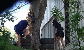 İki amatör Rus esmer dışarıda işerken yakın çekimde ateşli görünüyor