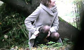 野外で笑いながらおしっこする2人の美しい美女