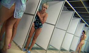 Γυμνές κοπέλες δείχνουν καυτά κορμιά στο ντους 😍