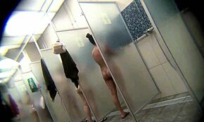 Pacar amatir ditangkap nampak seksi dalam adegan mandi panas.